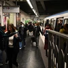 Hành khách tại nhà ga tàu điện ngầm ở Paris (Pháp), ngày 7/3/2023. (Ảnh: AFP/TTXVN)