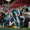 Mang sofa đến sân vận động để xem chung kết World Cup