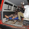 Chuyển một người bị thương khỏi hiện trường vụ tấn công ở khách sạn Splendid ngày 16/1. (Nguồn: AFP/TTXVN) 