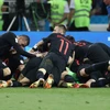 Niềm vui nghẹt thở của các cầu thủ Croatia sau khi giành chiến thắng trong loạt sút luân lưu cân não trước đội chủ nhà Nga. (Nguồn: THX/TTXVN)