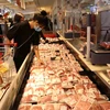 Giá thịt lợn trên thị trường vẫn ở mức cao. (Nguồn: TTXVN)