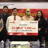 Ông Sơn, tới từ Hà Nội đã nhận số tiền sau thuế là hơn 20,9 tỷ đồng trong buổi trao thưởng tổ chức ngày 18/4. (Ảnh: Vietlott)