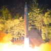 Tên lửa đạn đạo xuyên lục địa Hwasong-14 của Triều Tiên được phóng tại một địa điểm bí mật. (Nguồn: EPA/TTXVN)