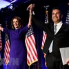 Lãnh đạo Hạ viện Mỹ Nancy Pelosi (trái) và Chủ tịch Ủy ban tranh cử Quốc hội giữa nhiệm kỳ của Đảng Dân chủ Ben Ray Lujan vui mừng sau khi kết quả bầu cử sơ bộ được công bố tại Washington, DC., ngày 7/11/2018. (Ảnh: AFP/ TTXVN)