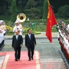 Thủ tướng Nguyễn Xuân Phúc và Thủ tướng Campuchia Samdech Techo Hun Sen duyệt Đội danh dự Quân đội nhân dân Việt Nam. (Ảnh: Thống Nhất/TTXVN)