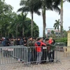 Người hâm mộ xếp hàng dài trước cổng Liên đoàn Bóng đá Việt Nam chờ đến lượt nhận vé online. (Ảnh minh họa: Mạnh Khánh/TTXVN)