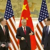 (Từ trái sang): Đại diện Thương mại Mỹ Robert Lighthizer, Phó Thủ tướng Trung Quốc Lưu Hạc và Bộ trưởng Tài chính Mỹ Steven Mnuchin tại vòng đàm phán thương mại cấp cao Mỹ - Trung Quốc ở Bắc Kinh ngày 14/2/2019. (Ảnh: AFP/TTXVN)