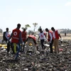 Lực lượng cứu hộ làm nhiệm vụ tại hiện trường vụ rơi máy bay của hãng hàng không Ethiopian Airlines, gần Bishoftu, Ethiopia, ngày 10/3/2019. (Ảnh: AFP/ TTXVN)