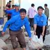 Đoàn viên, thanh niên tham gia đổ bêtông sân trường, nhà văn hóa... tại Sơn La. (Ảnh: Diệp Anh/TTXVN)