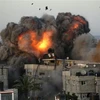 Khói lửa bốc lên sau cuộc oanh kích của Isarel xuống Dải Gaza ngày 16/5/2021. (Ảnh: AFP/TTXVN)