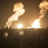 Khói lửa bốc lên sau các vụ không kích của Israel xuống thành phố Khan Yunis, Dải Gaza rạng sáng 7/4/2023. (Ảnh: THX/TTXVN)