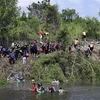 Người di cư vượt sông Rio Grande để vào Mỹ từ thành phố Matamoros, bang Tamaulipas, Mexico, ngày 10/5/2023. (Ảnh: AFP/TTXVN)