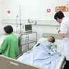Bác sỹ bệnh viện đa khoa Xanh Pôn thăm khám cho bệnh nhân trong vụ cháy chung cư mini. (Ảnh: Minh Quyết/TTXVN)