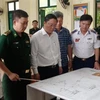 Lãnh đạo UBND tỉnh Quảng Nam thảo luận cùng Bộ đội Biên phòng tỉnh về phương án tìm kiếm các ngư dân gặp nạn. (Ảnh: Đoàn Hữu Trung/TTXVN)