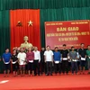 Lãnh đạo huyện Núi Thành tặng quà, hỗ trợ các nạn nhân. (Ảnh: Trịnh Bang Nhiệm/TTXVN)