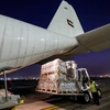 Hàng viện trợ nhân đạo của LHQ cho người dân Dải Gaza được chuyển lên máy bay của Không quân Các tiểu vương quốc Arab Thống nhất tại sân bay quốc tế Dubai để tới Ai Cập, ngày 19/10/2023. (Ảnh: AFP/TTXVN)