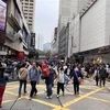 Người dân và du khách tham quan mua sắm ở khu vực Causeway, Hong Kong. (Ảnh: Mạc Luyện/TTXVN)