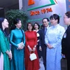 Phu nhân Tổng thống Mông Cổ Bolortsetseg Luvsandorj cùng Phu nhân Chủ tịch nước Phan Thị Thanh Tâm với các đại biểu. (Ảnh: Văn Điệp/TTXVN)