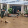Lực lượng bộ đội hỗ trợ dọn bùn đất tại Trường Tiểu học và Trung học Cơ sở Cam Tuyền, huyện Cam Lộ (Quảng Trị). (Ảnh: TTXVN phát)