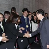 Chủ tịch nước Võ Văn Thưởng với học sinh Việt Nam đang học tại Trường Đại học Kyushu. (Ảnh: Thống Nhất/TTXVN)