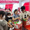 Người dân thành phố Huế sử dụng làn khi đi mua sắm tại siêu thị. (Ảnh: Tường Vi/TTXVN)