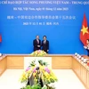 Phó Thủ tướng Trần Lưu Quang và Bộ trưởng Ngoại giao Trung Quốc Vương Nghị trước khi đồng chủ trì phiên họp. (Ảnh: Phạm Kiên/TTXVN)