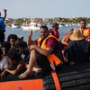 Hình ảnh người di cư tới đảo Lampedusa, Italy, sau khi được giải cứu, ngày 18/9/2023. (Ảnh: AFP/TTXVN)