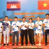 Đại sứ Việt Nam tại Campuchia Nguyễn Huy Tăng trao kỷ niệm chương cho các vận động viên tham gia chương trình giao lưu thể thao. (Ảnh: Hoàng Minh/TTXVN)