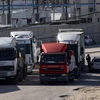 Đoàn xe tải chở hàng cứu trợ tiến vào Dải Gaza. (Ảnh: AFP/TTXVN)