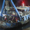 Hằng trăm người di cư được chở trên thuyền đánh cá đến Italy.