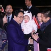 Cán bộ, nhân viên Đại sứ quán và cộng đồng người Việt Nam tại Thổ Nhĩ Kỳ đón Thủ tướng Phạm Minh Chính và Phu nhân tại sân bay Quốc tế Esenboga ở Ankara. (Ảnh: Dương Giang/TTXVN)