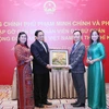 Thủ tướng Phạm Minh Chính tặng quà cho Đại sứ quán và cộng đồng người Việt Nam tại Thổ Nhĩ Kỳ. (Ảnh: Dương Giang/TTXVN)