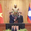 Chủ tịch Quốc hội Vương Đình Huệ và Chủ tịch Quốc hội Lào Saysomphone Phomvihane chụp ảnh chung. (Ảnh: Doãn Tấn/TTXVN)
