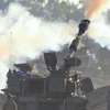 Quân đội Israel bắn đạn pháo về phía Dải Gaza ngày 2/12/2023. (Ảnh: THX/TTXVN)