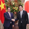 Thủ tướng Phạm Minh Chính với Thủ tướng Nhật Bản Kishida Fumio. (Ảnh: Dương Giang/TTXVN)