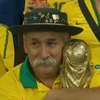 Ảnh cổ động viên Brazil ôm cúp "chết lặng" gây xúc động mạnh