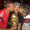 Các cầu thủ Đức tranh nhau hôn Rihanna ở lễ mừng chức vô địch