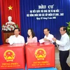 Cử tri đi bỏ phiếu tại tổ bầu cử phường 3, thành phố Bạc Liêu. (Ảnh: Huỳnh Sử/TTXVN)