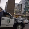 Xe của cảnh sát ở bên ngoài các văn phòng công ty luật Mossack-Fonseca ngày 12/4. (Nguồn: AFP/TTXVN)