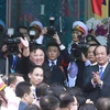 Chủ tịch Triều Tiên Kim Jong-un vẫy chào người dân Lạng Sơn ra tiễn tại ga Đồng Đăng. (Ảnh: Doãn Tấn – TTXVN)