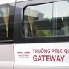 Xe đưa đón học sinh đến Trường Tiểu học Gateway. (Ảnh: Minh Sơn/Vietnam+)