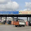 Các phương tiện lưu thông thông suốt qua trạm thu phí T1, phường Tam Phước, thành phố Biên Hòa (Đồng Nai) trên Quốc lộ 51 khi tạm dừng thu phí. (Ảnh: TTXVN phát)