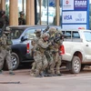  Lực lượng đặc nhiệm Pháp rà soát khu vực vừa bị tấn công khủng bố ở thủ đô Ouagadougou ngày 16/1. (Nguồn: AFP/TTXVN)