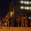 Lực lượng đặc nhiệm Pháp phong tỏa khu vực xung quanh khách sạn Splendide và nhà hàng đối diện ở Ouagadougou trong lúc giao tranh với khủng bố, ngày 16/1. (Nguồn: AFP/ TTXVN)