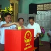 Cử tri bỏ phiếu bầu cử tại khu vực bỏ phiếu số 7, phường Hoàng Văn Thụ, thành phố Bắc Giang. (Ảnh: Việt Hùng/TTXVN)