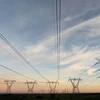Các trụ truyền tải điện từ nhà máy điện hạt nhân Koeberg ở Nam Phi. (Nguồn: Reuters)