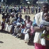 Các bà mẹ đưa con nhỏ đi tiêm vaccine phòng sởi tại Harare, Zimbabwe. (Ảnh: AFP/TTXVN)