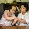 Cố vấn sắc đẹp 100 tuổi Tomoko Horino (trái) giới thiệu sản phẩm cho khách hàng ở thành phố Fukushima. (Ảnh: Saipan Tribune)
