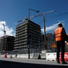 Công nhân làm việc trên công trường xây dựng Làng Olympic Paris 2024 ở Saint-Ouen, gần Paris, Pháp ngày 12/4. (Ảnh: Reuters) 
