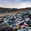 EU cấm tiêu hủy quần áo tồn kho nhằm ngăn xu hướng thời trang nhanh và giảm rác thải. (Ảnh: AFP)